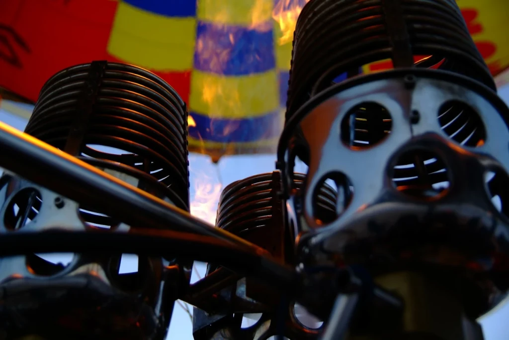 Lot balonem na gorące powietrze o wschodzie słońca w Göreme w Kapadocji