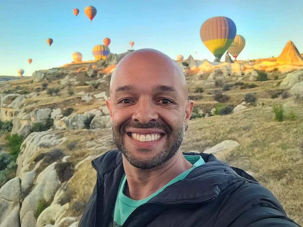 Lot balonem na gorące powietrze o wschodzie słońca w Göreme w Kapadocji