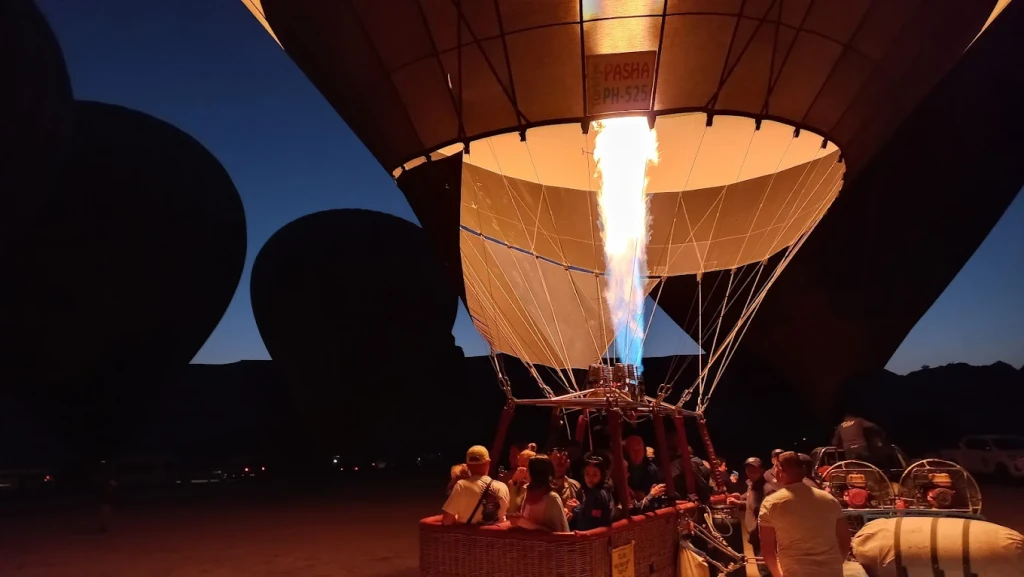 Lot balonem na gorące powietrze o wschodzie słońca w Göreme w Kapadocji