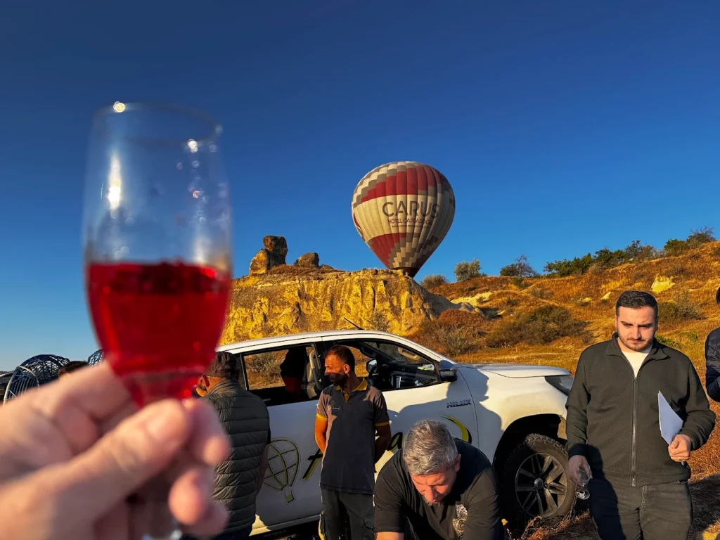 Lot balonem na gorące powietrze o wschodzie słońca w Göreme w Kapadocji