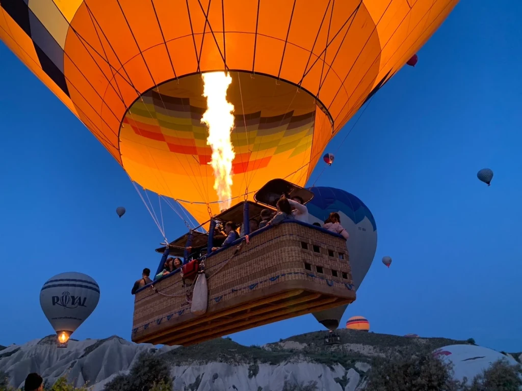 Lot balonem na gorące powietrze o wschodzie słońca w Göreme w Kapadocji