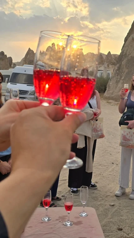 Lot balonem na gorące powietrze o wschodzie słońca w Göreme w Kapadocji