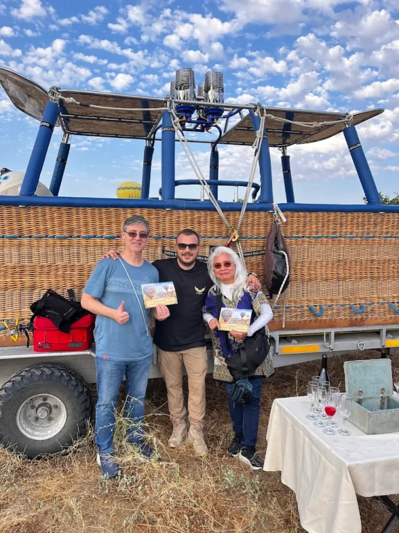 Lot balonem na gorące powietrze o wschodzie słońca w Göreme w Kapadocji