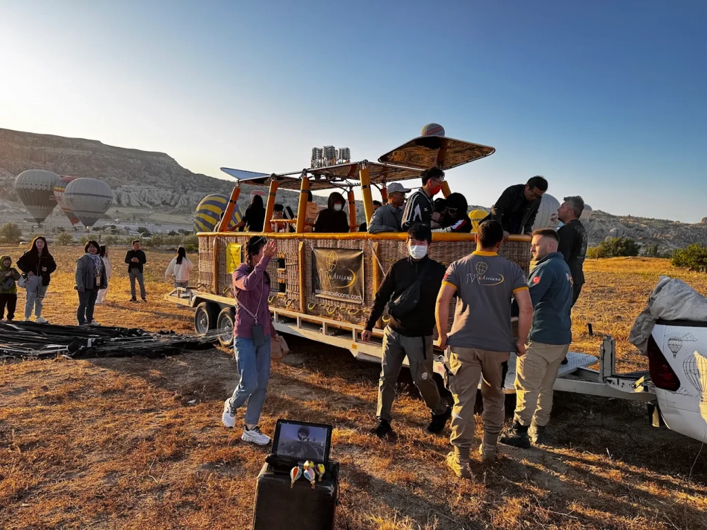 Lot balonem na gorące powietrze o wschodzie słońca w Göreme w Kapadocji