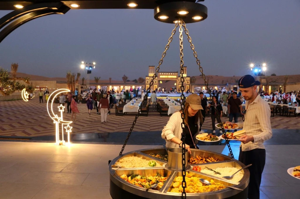 Tour nel deserto condiviso con dune bashing e cena