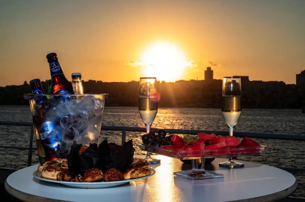 İstanbul: Boğaz Öğle Yemeği Turu ile Rehber ve İçecekler