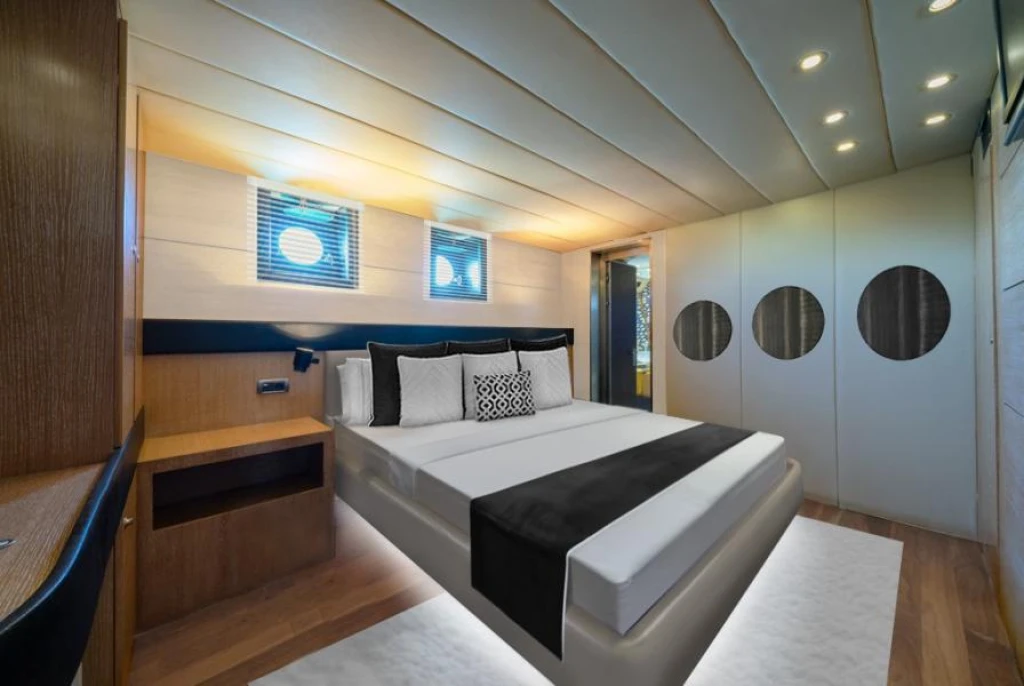 Sparkling Cyclades Cruise: 8-Day Luxury Yacht Experience from Athens