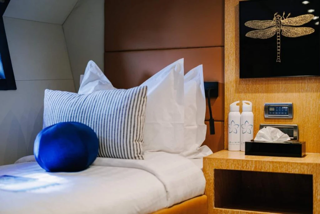 Sparkling Cyclades Cruise: 8-Day Luxury Yacht Experience from Athens