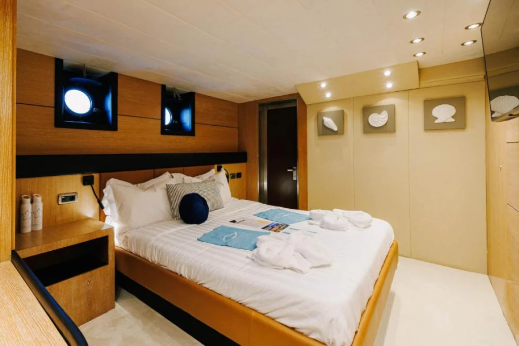 Sparkling Cyclades Cruise: 8-Day Luxury Yacht Experience from Athens