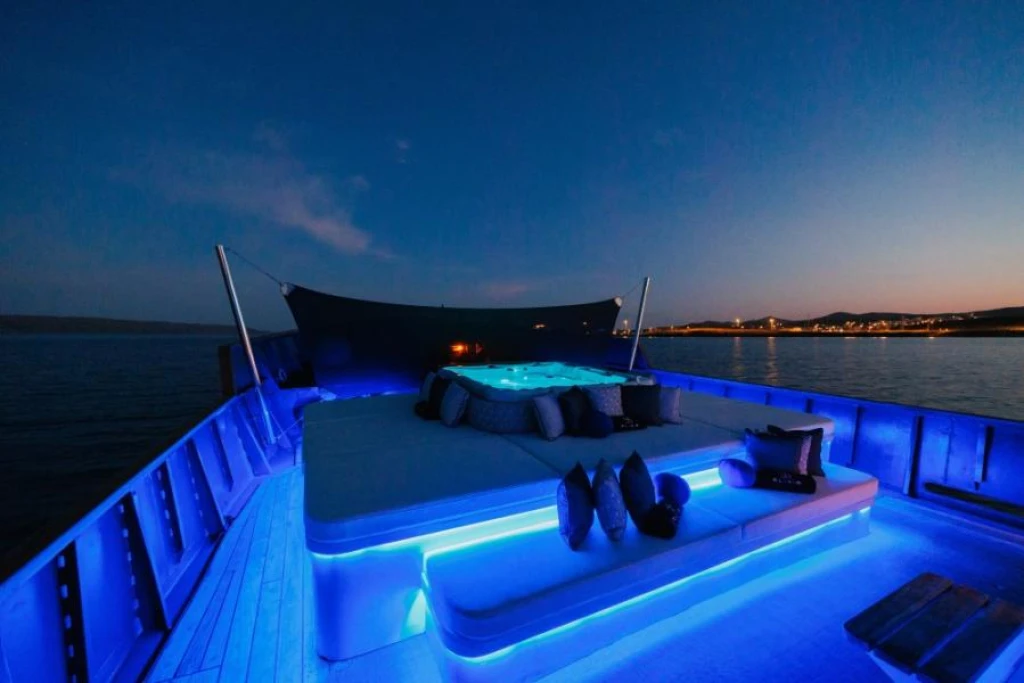 Sparkling Cyclades Cruise: 8-Day Luxury Yacht Experience from Athens