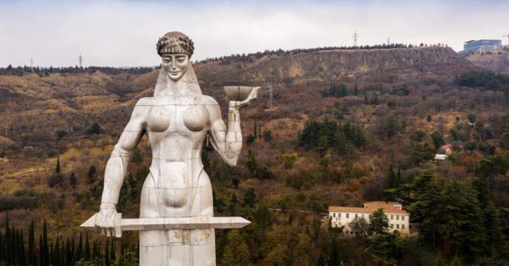Kafkasların Kalbine Yolculuk: Tiflis’in Büyüsü ve Kaheti’nin Tatları TİFLİS & KAHETİ VE SİGHNANİ AŞIKLAR ŞEHRİ ve BAĞ BOZUMU TURU/V
