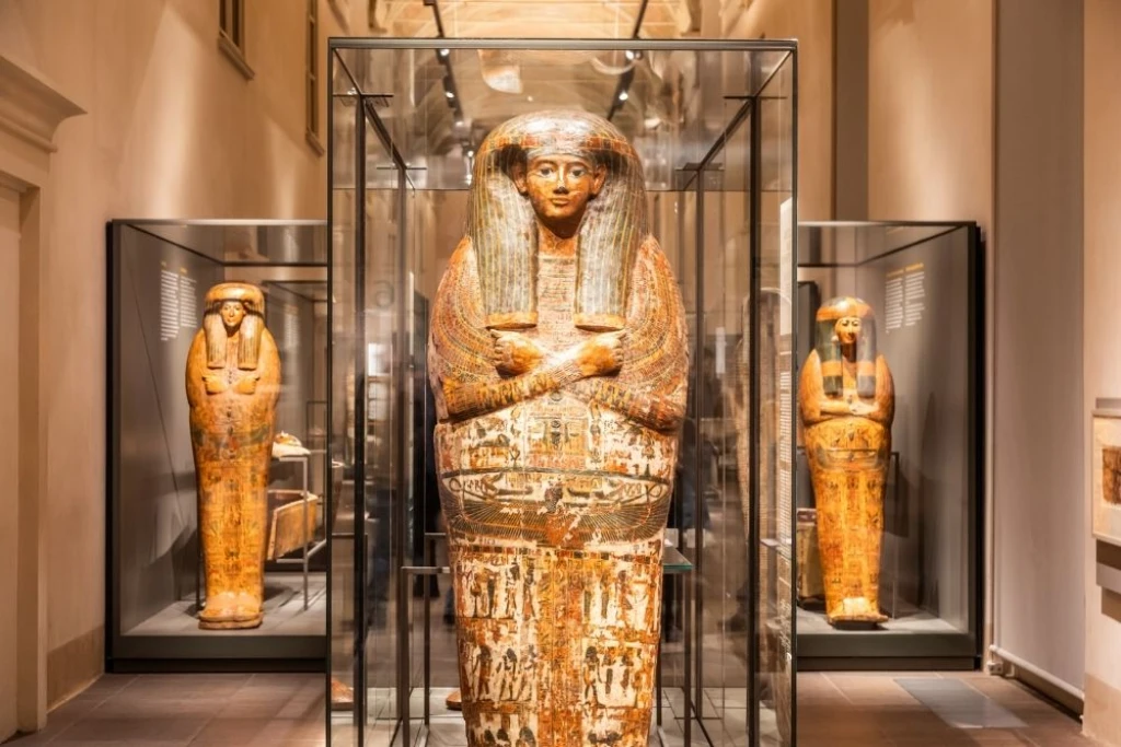Dünyanın En Büyük Müzesi Açılıyor: Büyük Mısır Müzesi (GEM) ve Tutankhamun'un Altın Maskesi