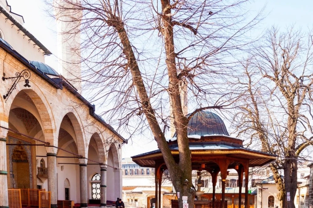 Saraybosna'nın İncisi: Gazi Hüsrev Bey Camii ve Külliyesi (Başçarşı'nın Kalbindeki Osmanlı Ruhu)