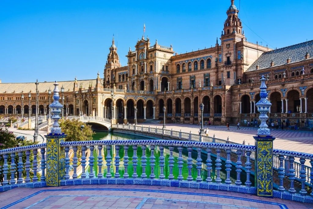 Sevilla'nın Büyüleyici Kalbi: Plaza de España Gezi Rehberi