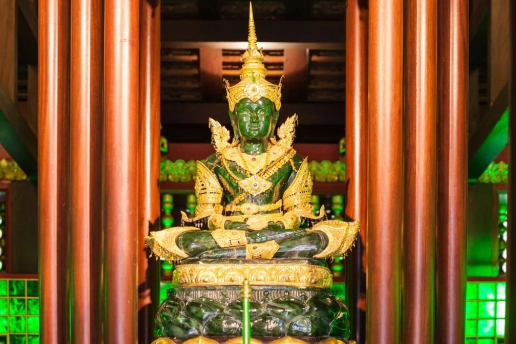 Tayland'ın Kutsal Hazinesi: Wat Phra Kaew (Zümrüt Buda Tapınağı) Hakkında Bilinmeyenler