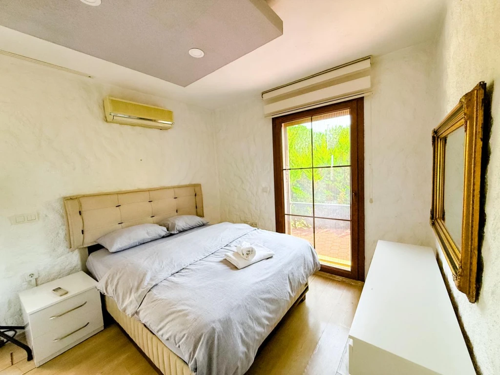 İzmir Alaçatı' da aileler için uygun, 3 yatak odalı, havuzlu ve bahçeli villa