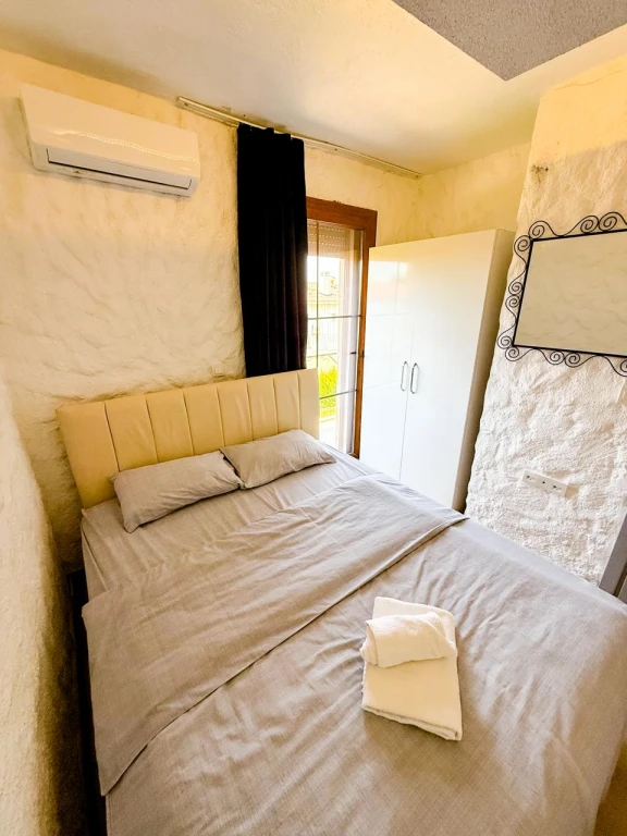 İzmir Alaçatı' da aileler için uygun, 3 yatak odalı, havuzlu ve bahçeli villa