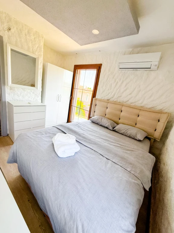 İzmir Alaçatı' da aileler için uygun, 3 yatak odalı, havuzlu ve bahçeli villa