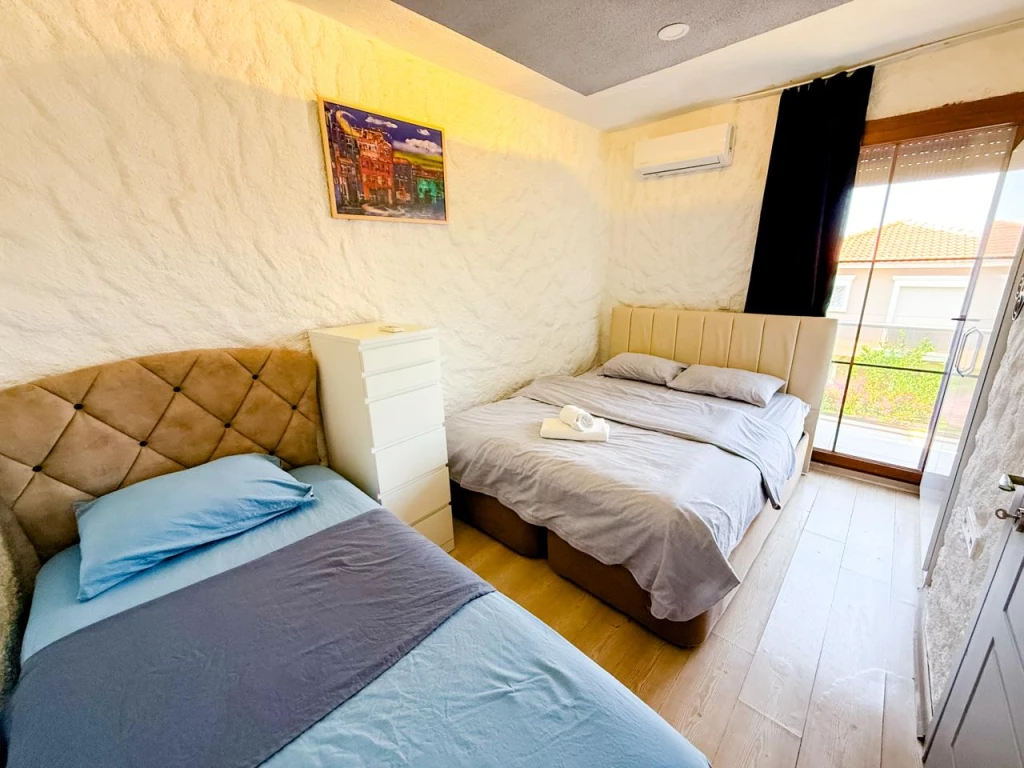 İzmir Alaçatı' da aileler için uygun, 3 yatak odalı, havuzlu ve bahçeli villa