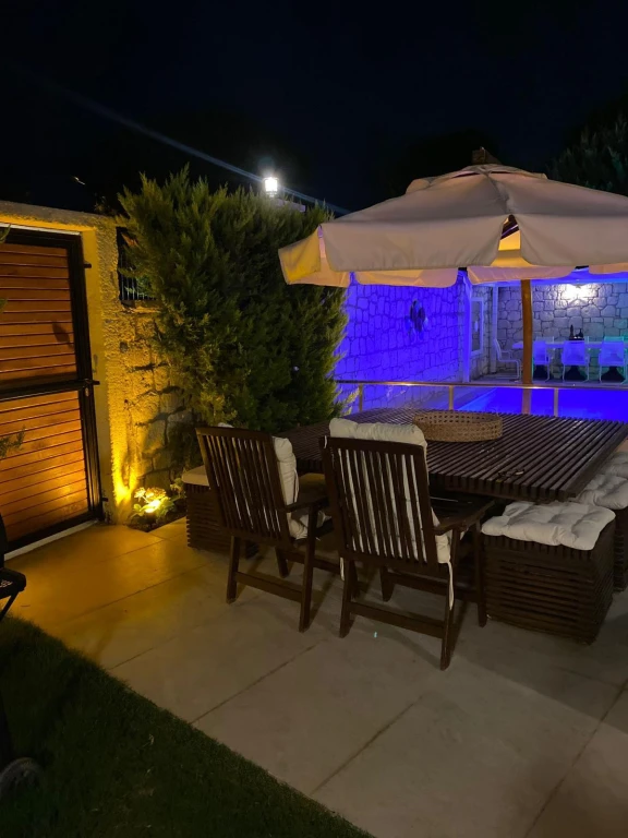 İzmir Alaçatı' da aileler için uygun, 3 yatak odalı, havuzlu ve bahçeli villa