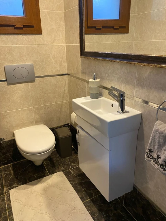 İzmir Alaçatı' da aileler için uygun, 3 yatak odalı, havuzlu ve bahçeli villa