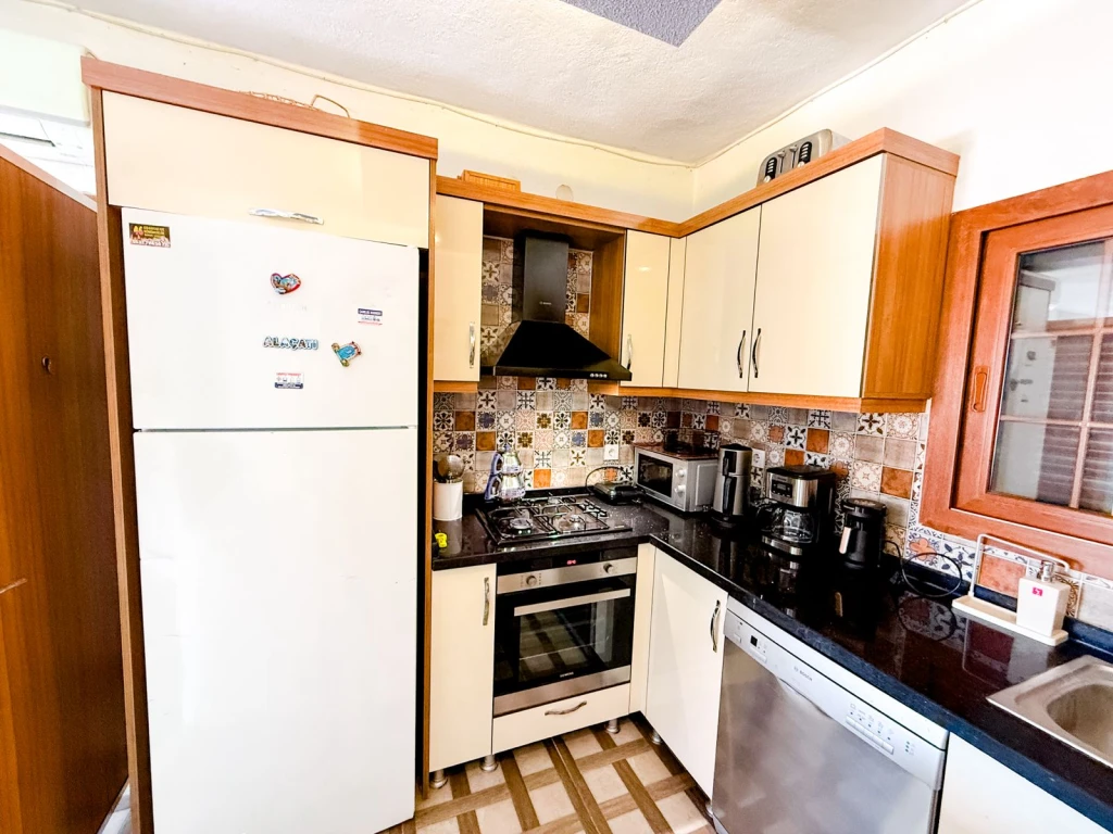 İzmir Alaçatı' da aileler için uygun, 3 yatak odalı, havuzlu ve bahçeli villa