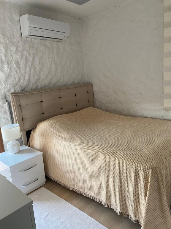 İzmir Alaçatı' da aileler için uygun, 3 yatak odalı, havuzlu ve bahçeli villa