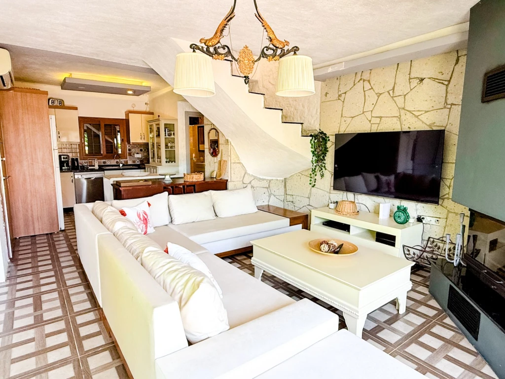 İzmir Alaçatı' da aileler için uygun, 3 yatak odalı, havuzlu ve bahçeli villa