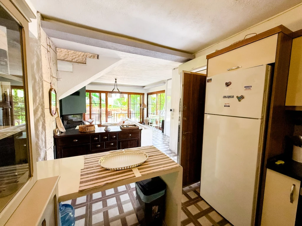 İzmir Alaçatı' da aileler için uygun, 3 yatak odalı, havuzlu ve bahçeli villa