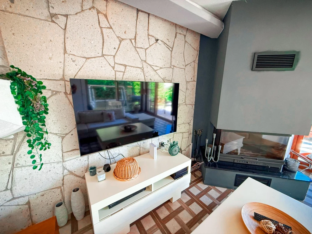 İzmir Alaçatı' da aileler için uygun, 3 yatak odalı, havuzlu ve bahçeli villa