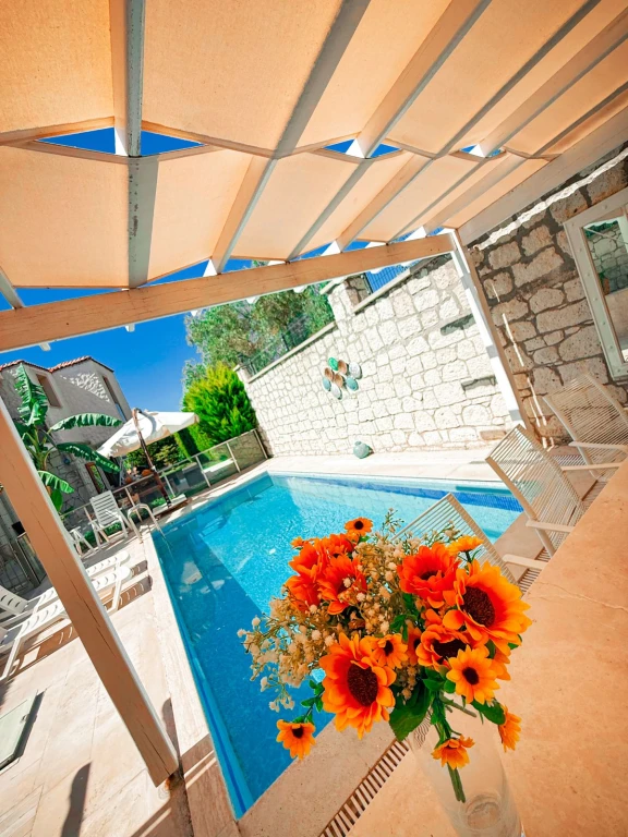 İzmir Alaçatı' da aileler için uygun, 3 yatak odalı, havuzlu ve bahçeli villa