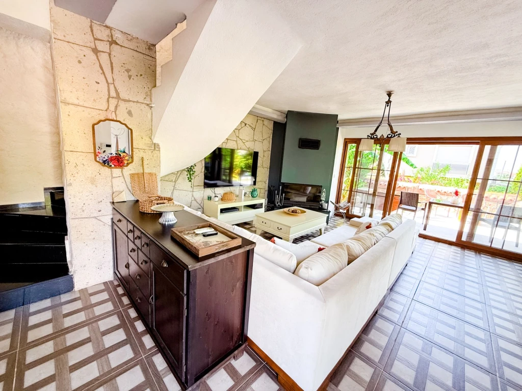 İzmir Alaçatı' da aileler için uygun, 3 yatak odalı, havuzlu ve bahçeli villa