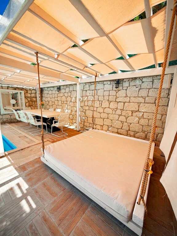 İzmir Alaçatı' da aileler için uygun, 3 yatak odalı, havuzlu ve bahçeli villa