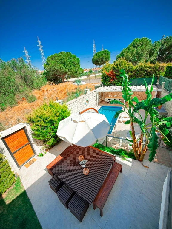 İzmir Alaçatı' da aileler için uygun, 3 yatak odalı, havuzlu ve bahçeli villa