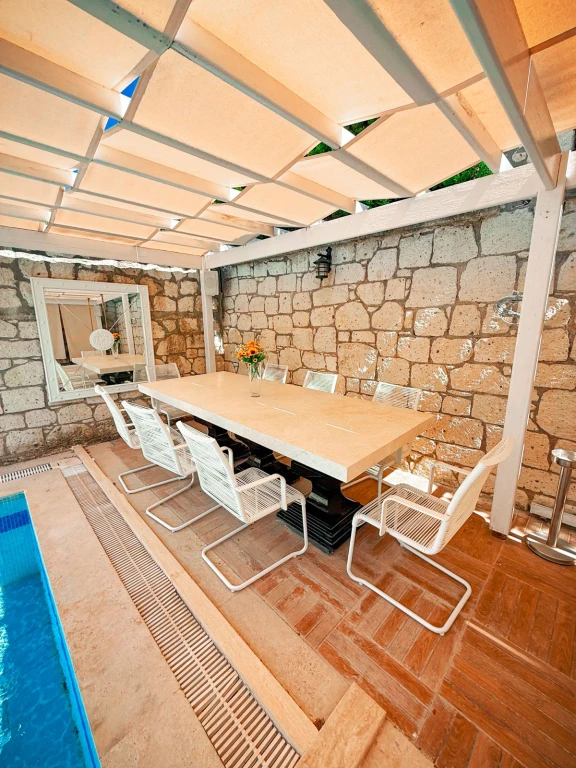 İzmir Alaçatı' da aileler için uygun, 3 yatak odalı, havuzlu ve bahçeli villa