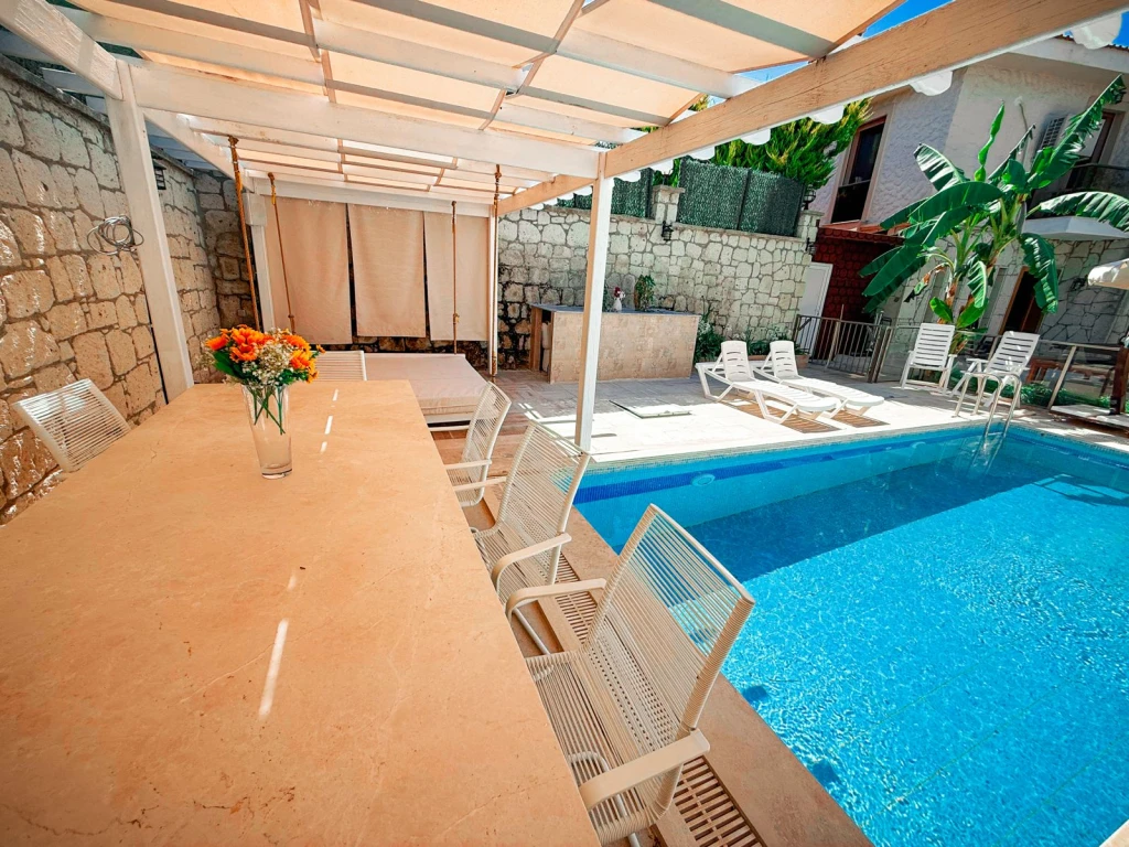 İzmir Alaçatı' da aileler için uygun, 3 yatak odalı, havuzlu ve bahçeli villa