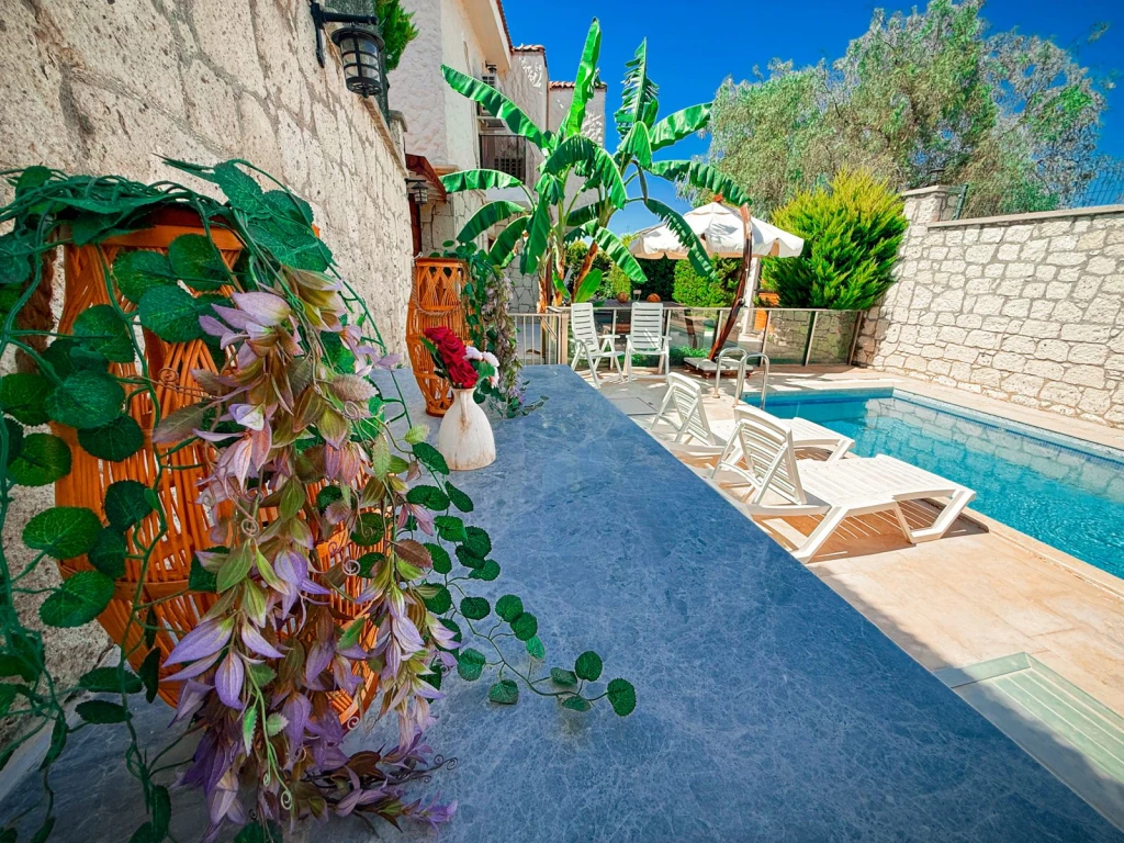 İzmir Alaçatı' da aileler için uygun, 3 yatak odalı, havuzlu ve bahçeli villa