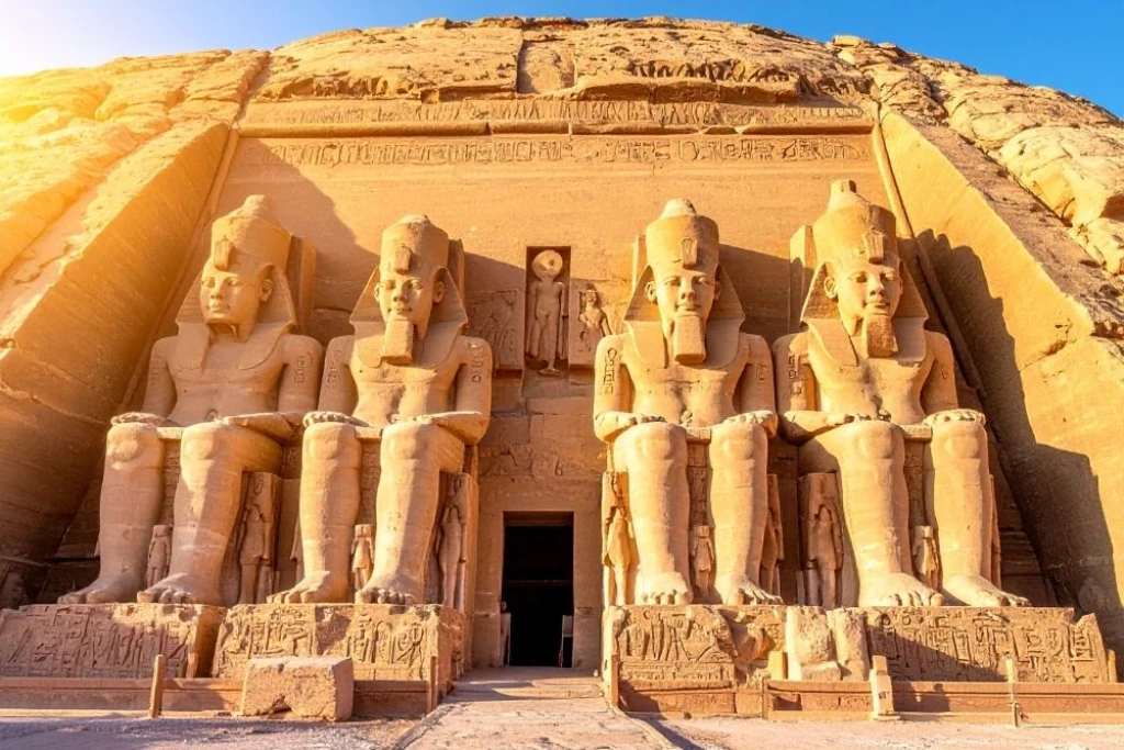 Ebu Simbel Tapınağı Rehberi: 2026 Güneş Festivali ve Bilgiler