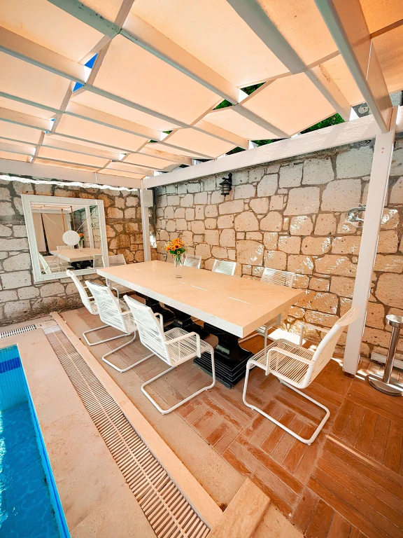 İzmir Alaçatı' da aileler için uygun, 3 yatak odalı, havuzlu ve bahçeli villa