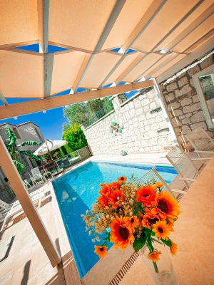 İzmir Alaçatı' da aileler için uygun, 3 yatak odalı, havuzlu ve bahçeli villa