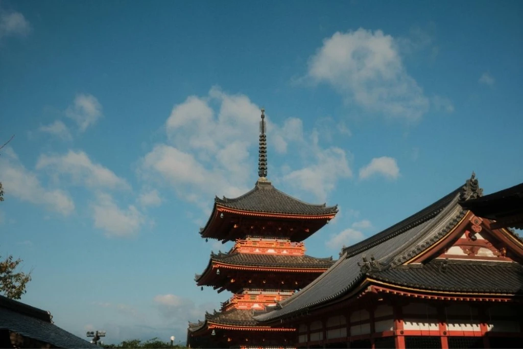 Kiyomizu-dera Tapınağı: Kyoto’nun Gökyüzüne Uzanan Kutsal Mirası