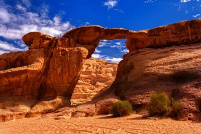 Wadi Rum: Ürdün’ün Kızıl Gezegeni ve Ay Vadisi Rehberi