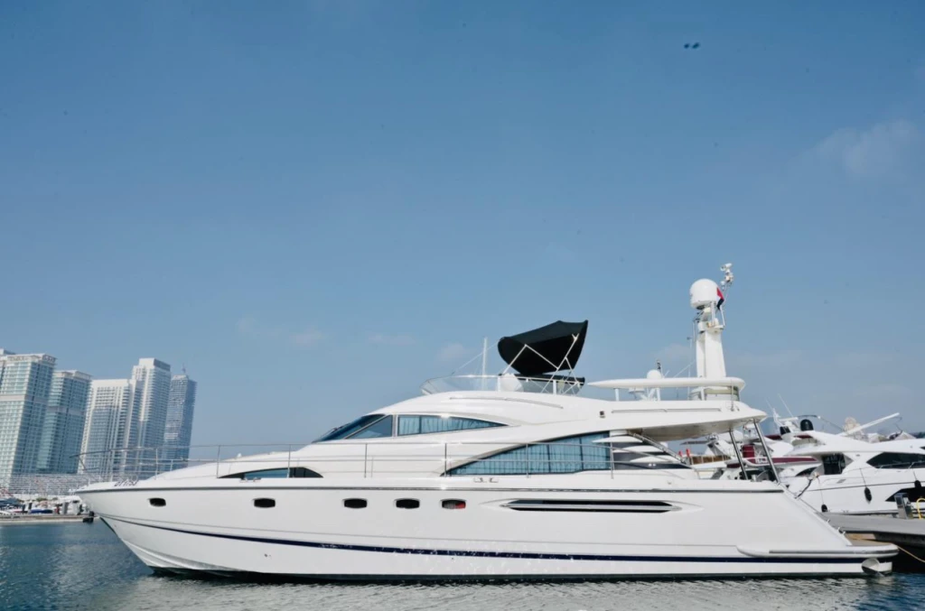 ALQUILER DE YATE PRIVADO AZIMUT DE 64 PIES EN DUBAÍ HARBOR