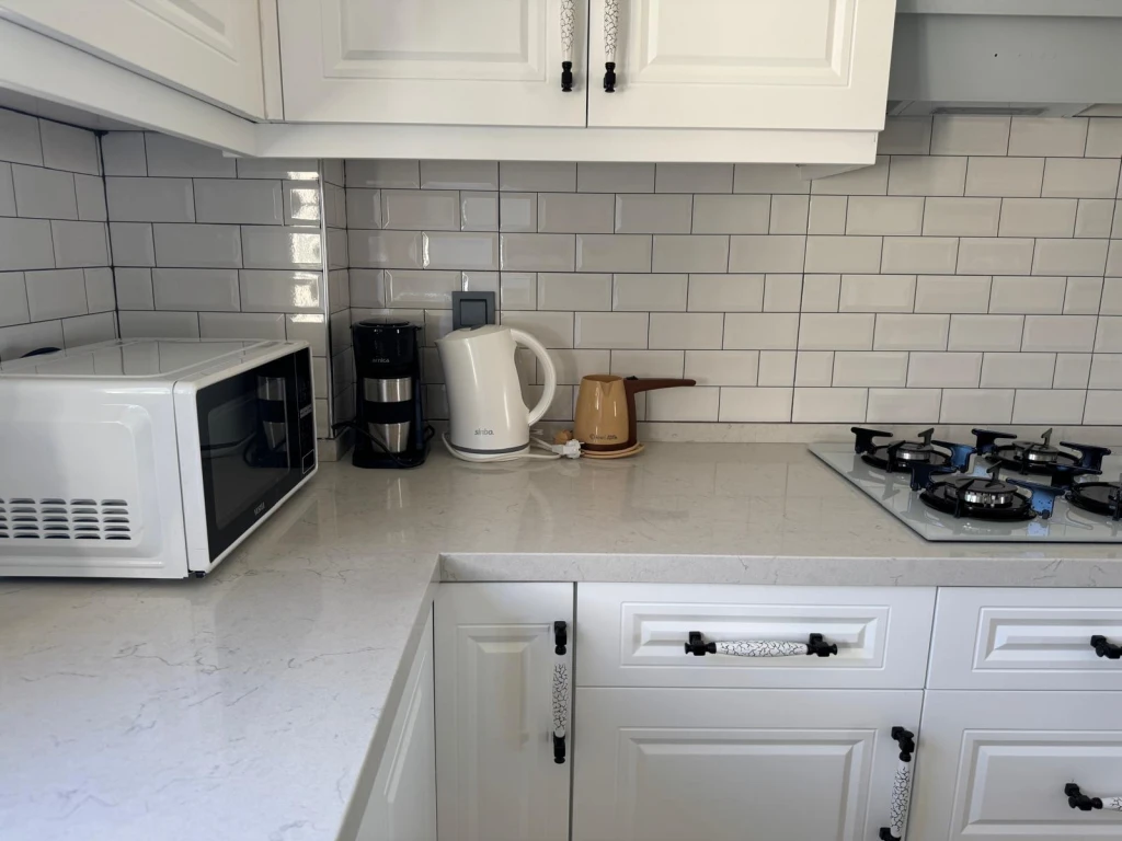 İzmir Foça da Aileler İçin Uygun, 3 yatak odalı, Havuzlu, Bahçeli, Şömineli Villa