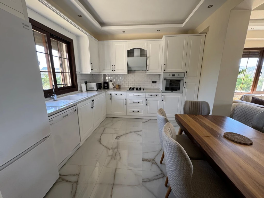 İzmir Foça da Aileler İçin Uygun, 3 yatak odalı, Havuzlu, Bahçeli, Şömineli Villa