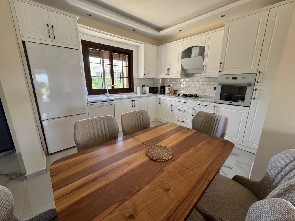 İzmir Foça da Aileler İçin Uygun, 3 yatak odalı, Havuzlu, Bahçeli, Şömineli Villa