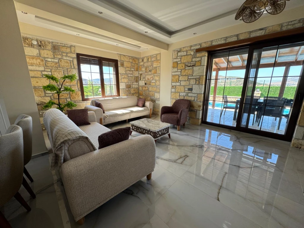 İzmir Foça da Aileler İçin Uygun, 3 yatak odalı, Havuzlu, Bahçeli, Şömineli Villa