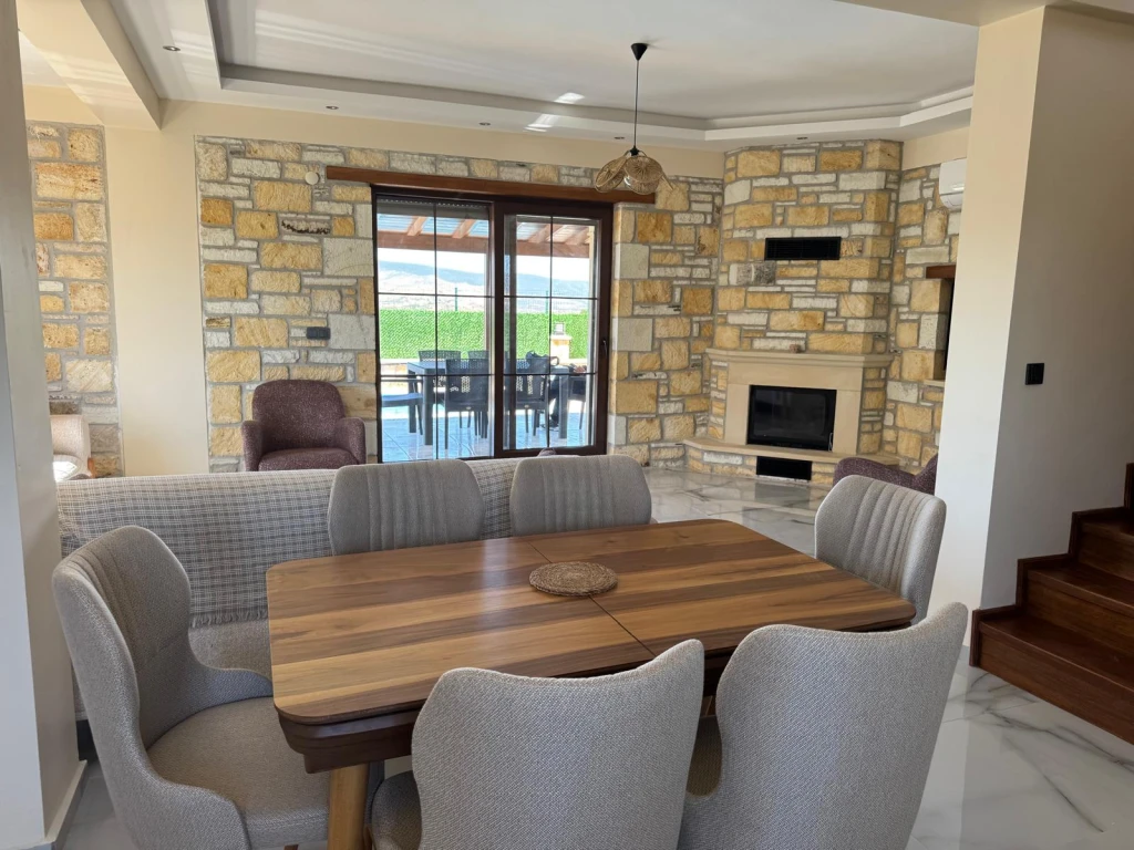 İzmir Foça da Aileler İçin Uygun, 3 yatak odalı, Havuzlu, Bahçeli, Şömineli Villa