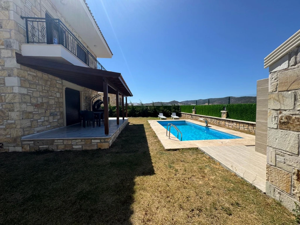 İzmir Foça da Aileler İçin Uygun, 3 yatak odalı, Havuzlu, Bahçeli, Şömineli Villa