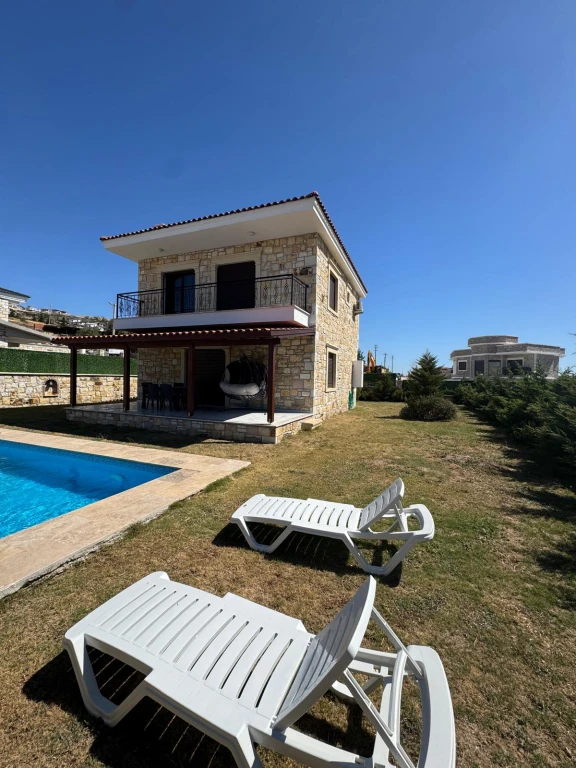 İzmir Foça da Aileler İçin Uygun, 3 yatak odalı, Havuzlu, Bahçeli, Şömineli Villa